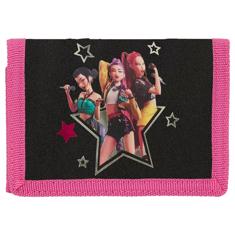 💜 A stílus a részletekben rejlik!  A K-pop Démonvadászok Energy pénztárca praktikus társ a mindennapokban. Kompakt méretének köszönhetően könnyen elfér a táskában, miközben biztonságosan őrzi a zsebpénzt, a bankkártyákat és a fontos iratokat.  🎒 Tökéletes kiegészítő a hozzá illő Energy iskolatáska és tolltartó mellé!